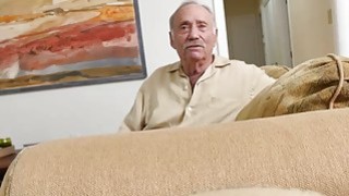 「我可以容許你租金拖欠，但你得讓我把一個月累積的精子射進你太太子宮裡！ ！」只要看到這張醜臉，